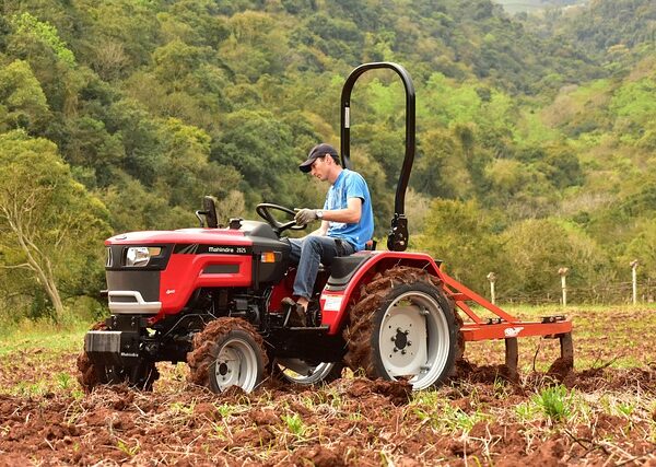 select-tractors-640x480-9419171.jpeg
