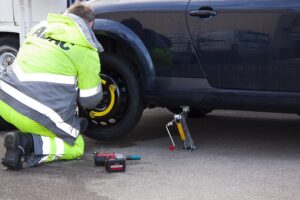 flat-tire-assistance-640x480-87661668.jpeg