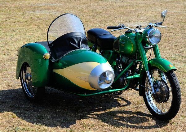 motorcycles-640x480-38148619.jpeg