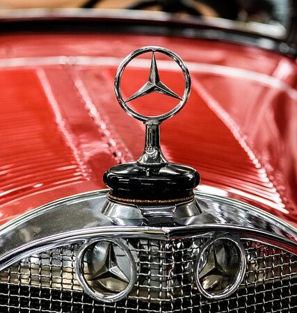 select-classic-car-restoration-640x480-81301067.jpeg