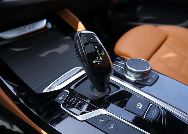 select-luxury-cars-640x480-33060748.jpeg