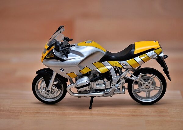 select-motorcycles-640x480-66064384.jpeg