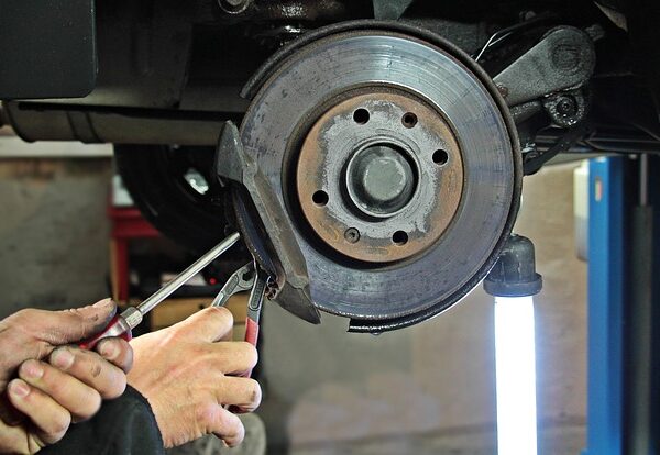 select-oil-changes-640x480-13040192.jpeg