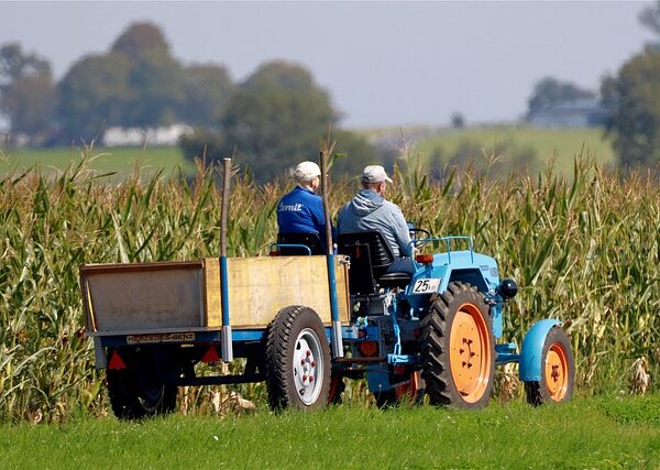 select-tractors-640x480-79789167.jpeg