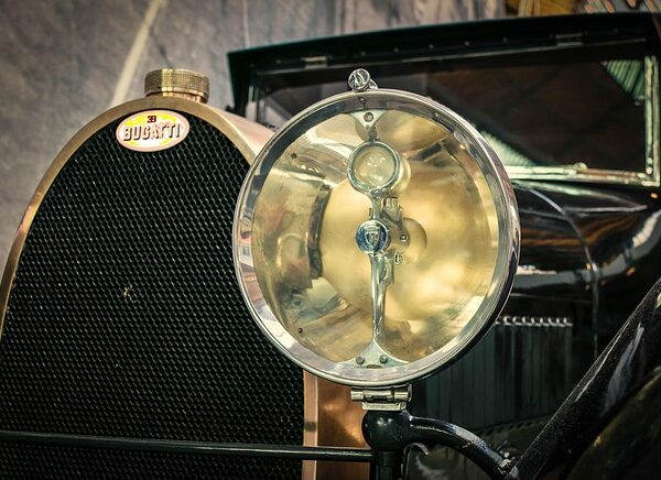 select-classic-car-restoration-640x480-35544578.jpeg