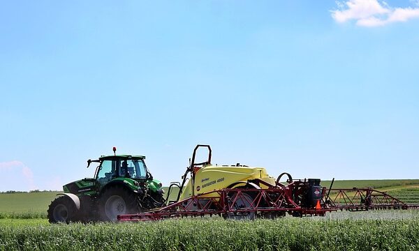 select-tractors-640x480-81293589.jpeg