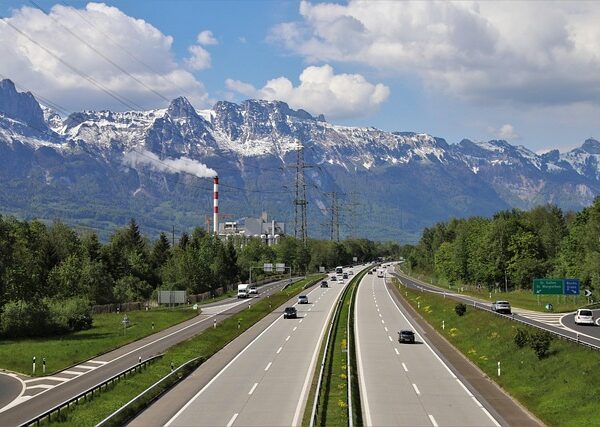 select-vehicle-to-vehicle-communication-640x480-26142255.jpeg