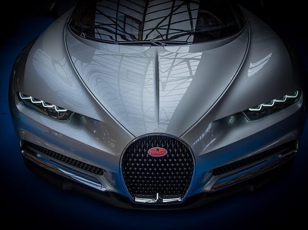 modern-car-640x480-55697573.jpeg