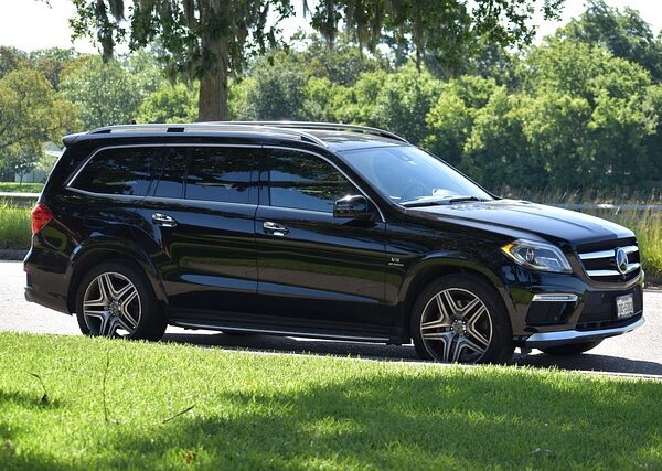 modern-car-640x480-69511637.jpeg