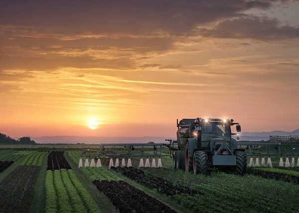 select-tractors-640x480-33761904.jpeg