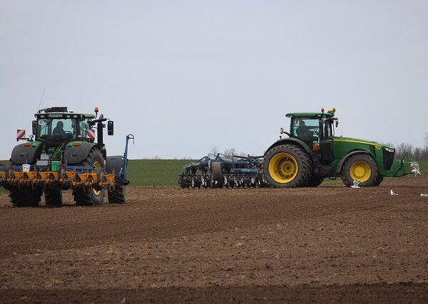 select-tractors-640x480-60339209.jpeg