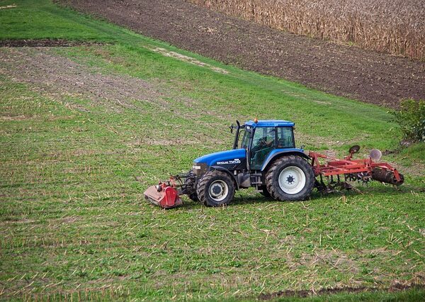 select-tractors-640x480-71839676.jpeg