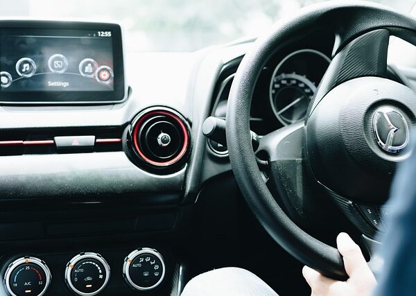 select-vehicle-to-vehicle-communication-640x480-27961108.jpeg