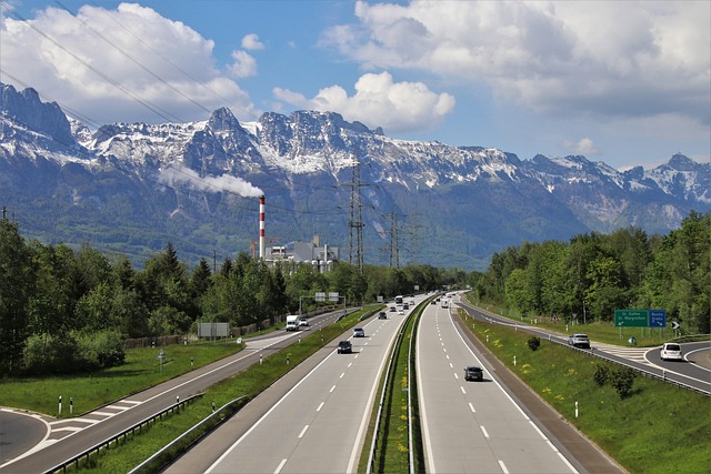 select-vehicle-to-vehicle-communication-640x480-35124369.jpeg