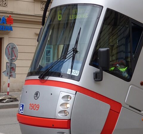 select-vehicle-to-vehicle-communication-640x480-52248429.jpeg