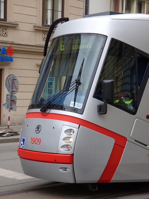 select-vehicle-to-vehicle-communication-640x480-52248429.jpeg
