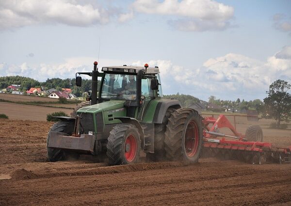 select-tractors-640x480-61086562.jpeg