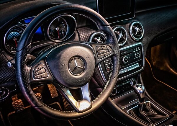 select-car-insurance-640x480-72299723.jpeg