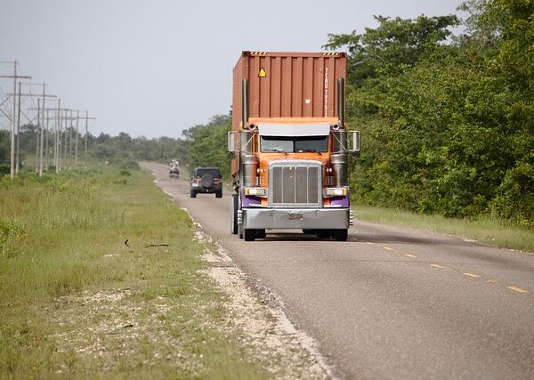 select-semi-trucks-640x480-60818217.jpeg